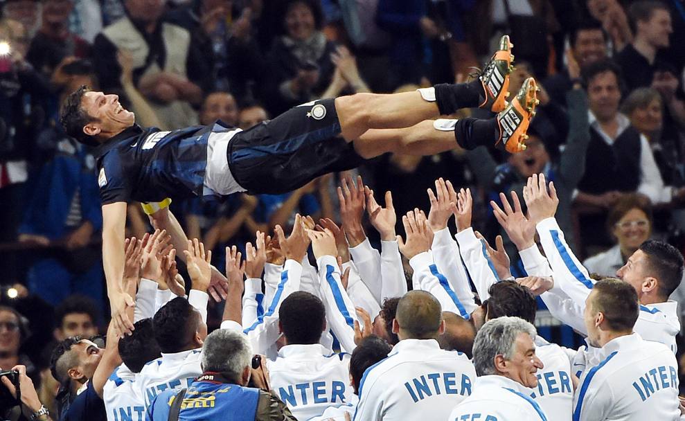 Javier Zanetti chiude la sua storia all&#39;Inter contro la Lazio al Meazza. Immagine di fine partita: il capitano viene portato in trionfo dai compagni. Ansa